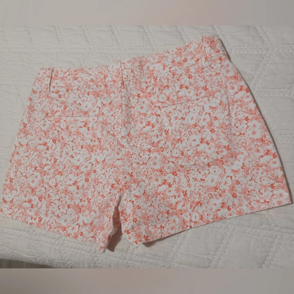 Summer - GAP City Short Floral- White and Coral - Picture 2 of 4